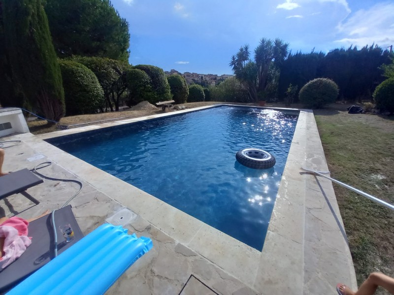 Pose d’un revêtement PVC armé dans une piscine à Toulon dans le Var