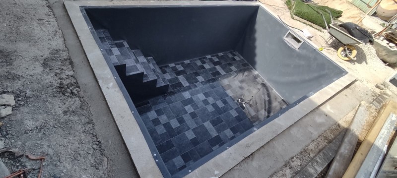 Pose d’un PVC armé dans une piscine à Rocbaron dans la Var